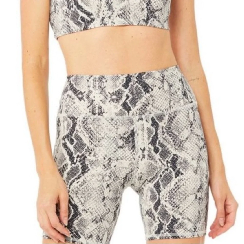 Alo High-Waist Snakeskin Vapor Short‎ - XS